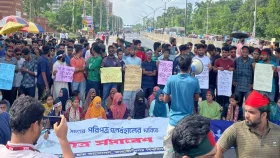 চার ঘণ্টা পর সড়ক ছাড়লেন জাবি শিক্ষার্থীরা, এক দফা ঘোষণা