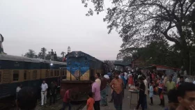 হঠাৎ ট্রেনের ইঞ্জিন বিকল, ৩ ঘণ্টা ধরে আটকা যাত্রীরা