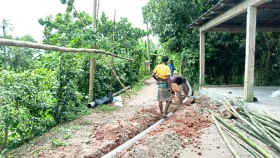 পাকা সড়ক খুঁড়ে যুবলীগ নেতার ড্রেজার পাইপ