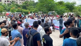 পরীক্ষা বাতিলের দাবিতে পিএসসির সামনে বিক্ষোভ