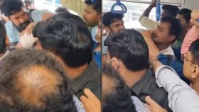 চলন্ত মেট্রোরেলে ২ যুবকের মারামারি, ভিডিও ভাইরাল