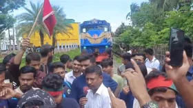 খুলনায় শিক্ষার্থীদের সড়ক-রেলপথ অবরোধ