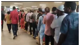 কাউন্টার থেকে রাস্তায় ঠেকেছে টিকিটের লাইন