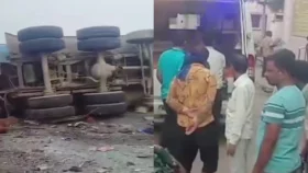 দুধের গাড়ির সাথে যাত্রীবাহী বাসের সংঘর্ষ, নিহত ১৮