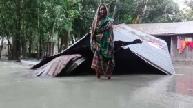 বানের পানিতে ভেসে গেল বৃদ্ধা জরিনার মাথা গোঁজার ঠাঁই