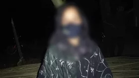 বিয়ের দাবিতে নেতার বাড়িতে কলেজছাত্রী