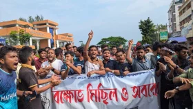 পুলিশের বাঁধা ডিঙিয়ে মহাসড়কে বরিশাল বিশ্ববিদ্যালয় শিক্ষার্থীরা