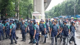 শাহবাগ মোড়ে কঠোর অবস্থানে পুলিশ, মাঠে ছাত্রলীগ