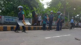 চবি শিক্ষার্থীদের ওপর পুলিশের লাটিচার্জ, নারী শিক্ষার্থীসহ আহত ১০