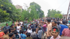 কুবি শিক্ষার্থীদের উপর পুলিশের হামলা, রাবি শিক্ষার্থীদের রেললাইন অবরোধ &nbsp;