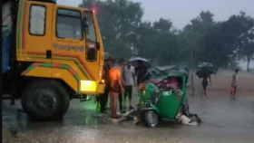ট্রাক চাপায় একই পরিবারের তিনজনসহ ৪ যাত্রী নিহত