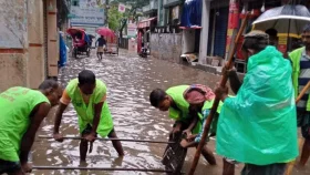 রাজধানীর পানি সরাতে কাজ করছেন ৫ হাজার পরিচ্ছন্নতাকর্মী