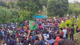 রাবি শিক্ষার্থীদের রেলপথ অবরোধ