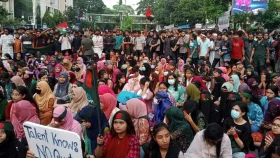 ফের শাহবাগে বসে পড়লেন কোটা আন্দোলনকারীরা
