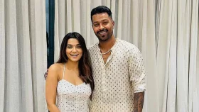 হার্দিকের পাশে অন্য নারী, স্ত্রীর রহস্যময় পোস্ট