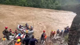 নেপালে ভূমিধস, ৬৩ যাত্রী নিয়ে নদীতে ভেসে গেল দুই বাস