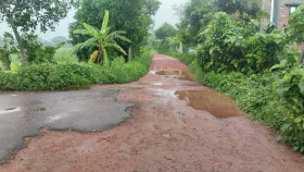 আড়াই কিলোমিটার সড়ক খুঁড়েই লাপাত্তা, জনদুর্ভোগ