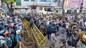 শিক্ষার্থীদের মিছিল আটকে দিয়েছে পুলিশ, সচিবালয়ের সামনে অবস্থান