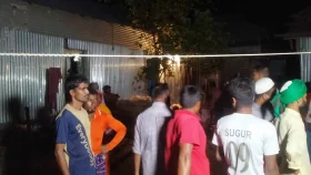 কিশোরীকে বাঁচাতে একে একে ভেসে গেলেন ৪ জন