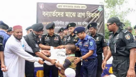 ত্রাণ সহায়তা নিয়ে চরাঞ্চলে র&zwj;্যাব মহাপরিচালক