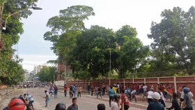 ককটেল-গুলিতে রণক্ষেত্র শহীদুল্লাহ হল