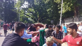ঢাবিতে ছাত্রলীগের হামলায় নারী শিক্ষার্থীসহ ৩০ জন আহত