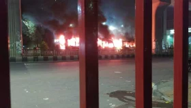প্রেস ক্লাবের সামনে ২ বাসে আগুন