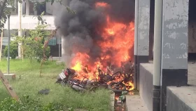 রাবির বঙ্গবন্ধু হলে আগুন-ভাঙচুর, ভেতরে আটকা শিক্ষার্থীরা