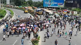 পুলিশি বাধা ঠেলে টাঙ্গাইলে সড়কে শিক্ষার্থীরা