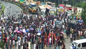 পুলিশি বাধা ঠেলে টাঙ্গাইলে সড়কে শিক্ষার্থীরা