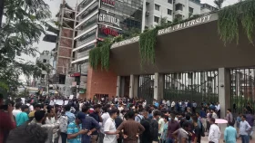 সড়ক অবরোধ করে ব্র্যাক ও নর্থ সাউথ বিশ্ববিদ্যালয়ের শিক্ষার্থীদের বিক্ষোভ