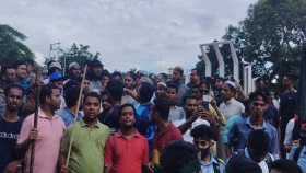 শহীদ মিনারে লাঠি হাতে কয়েক হাজার আন্দোলনকারী