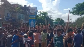 লাঠিসোঁটা নিয়ে বরিশাল কুয়াকাটা মহাসড়ক অবরোধ&nbsp;