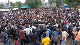 সীতাকুণ্ডে সড়ক অবরোধ করে শিক্ষার্থীদের বিক্ষোভ
