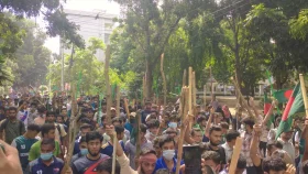 রাবিতে লাঠিসোঁটা হাতে শিক্ষার্থীরা, পালিয়েছে ছাত্রলীগ&nbsp;