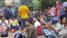 হেলমেট পরে লাঠি নিয়ে রাজু ভাস্কর্যে জড়ো হচ্ছে ছাত্রলীগ