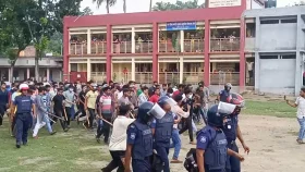 পুলিশের সামনেই আন্দোলনকারীদের পেটাল ছাত্রলীগ