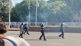 ঢাবিতে পুলিশের হামলায় দুই শিক্ষার্থী গুলিবিদ্ধ, আহত অন্তত ৪০