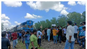 সান্তাহারে রেলপথ অবরোধ, &zwj;উত্তরবঙ্গের সঙ্গে সারাদেশের রেল যোগাযোগ বন্ধ&nbsp;