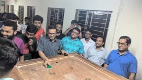 ববিতে মধ্যরাতে শিক্ষার্থীদের সাথে ক্যারাম খেলেছেন উপাচার্য
