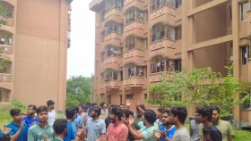 ববিতে হল ছাড়ার নোটিস পেয়ে শিক্ষার্থীদের প্রতিবাদ