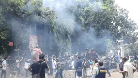 সাউন্ড গ্রেনেড টিয়ারশেলে অন্ধকার ঢাকা বিশ্ববিদ্যালয়