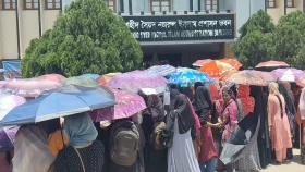 তিন দফা দাবিতে রাবির প্রশাসন ভবন অবরোধ শিক্ষার্থীদের