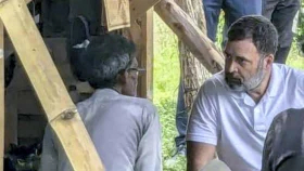 রাহুলের গাড়ি থামিয়ে জুতা সেলাই দেখালেন মুচি