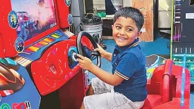 ৮ তলার বারান্দায় দাঁড়ানো আহাদের চোখে লাগে গুলি