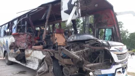 ট্রাকের ধাক্কায় বাস থেকে ছিটকে প্রাণ গেল বাবা-ছেলের