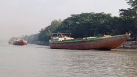 লৌহজংয়ে ৫ অবৈধ বাল্কহেড জব্দ, আটক ৬
