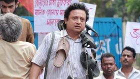 কেন জুতার মালা পরে মঞ্চে নির্মাতা শিবপ্রসাদ? &nbsp;