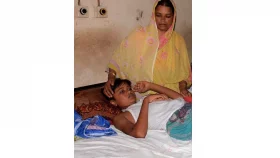 ডান পায়ের হাঁটু ভেদ করে গুলি বেরিয়ে গেছে সুজনের