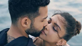 দীপিকাকে চুমু খেতে চায় ৯৯ শতাংশ মানুষ, সেই অভিনেতাকে বললেন বাবা